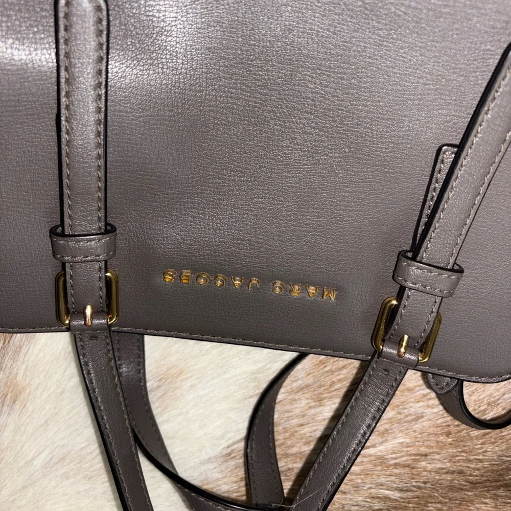 Marc Jacobs Elegant Taupe Handbag - Picture 3 of 9